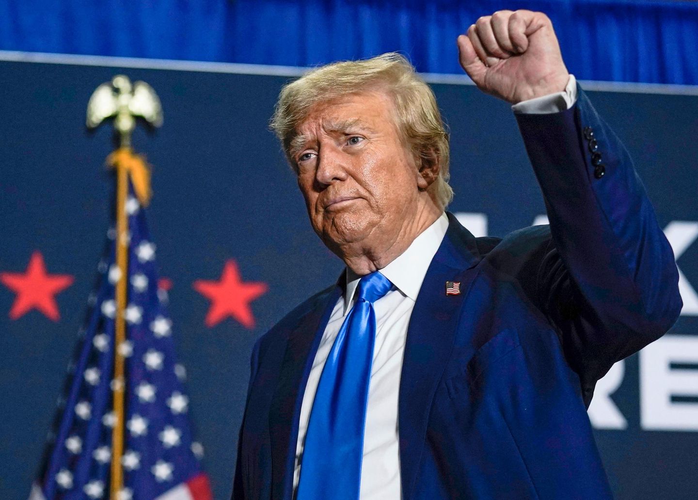 USA: Gewinnt Donald Trump die Präsidentschaftswahlen? Donald Trump ballt bei einem Auftritt die Siegerfaust