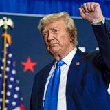 Donald Trump ballt bei einem Auftritt die Siegerfaust