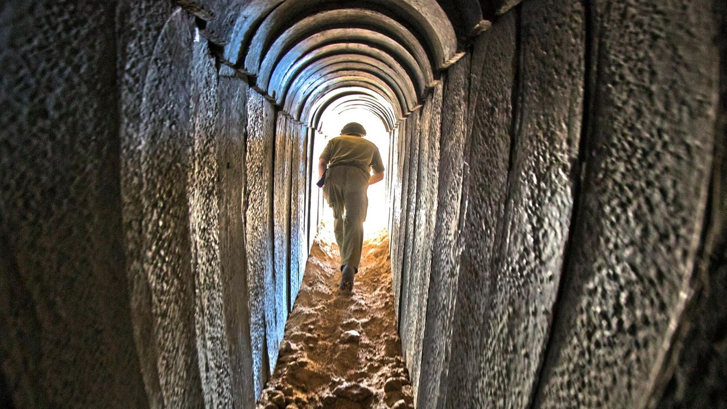 Ein Soldat läuft durch einen Tunnel der Hamas in Gaza Ein Soldat läuft durch einen Tunnel der Hamas in Gaza
