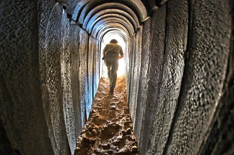 Ein Soldat läuft durch einen Tunnel der Hamas in Gaza