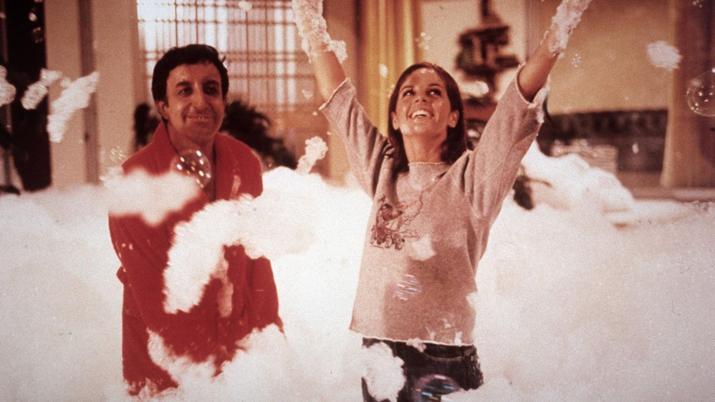 Wilde Schaumparty: Peter Sellers und seine Kollegin Claudine Longe in "Der Partyschreck"