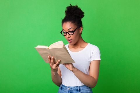 Arno Strobel Bücher: Eine Frau liest ein Buch.