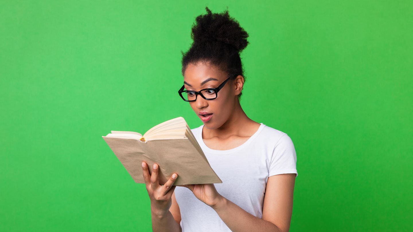 Arno Strobel Bücher: Eine Frau liest ein Buch.