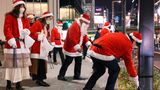 Menschen in Weihnachts-Kostümen sammeln Müll
