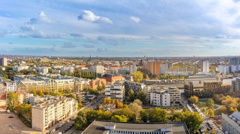 Blick auf Berlin-Kreuzberg mit dem Flughafen Tempelhof im Hintergrund