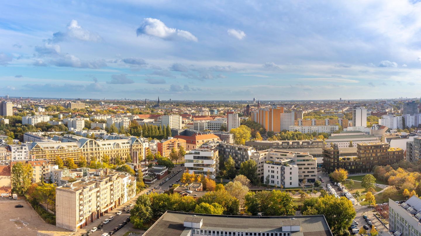 Blick auf Berlin-Kreuzberg mit dem Flughafen Tempelhof im Hintergrund