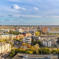 Blick auf Berlin-Kreuzberg mit dem Flughafen Tempelhof im Hintergrund