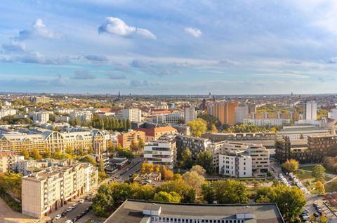 Blick auf Berlin-Kreuzberg mit dem Flughafen Tempelhof im Hintergrund
