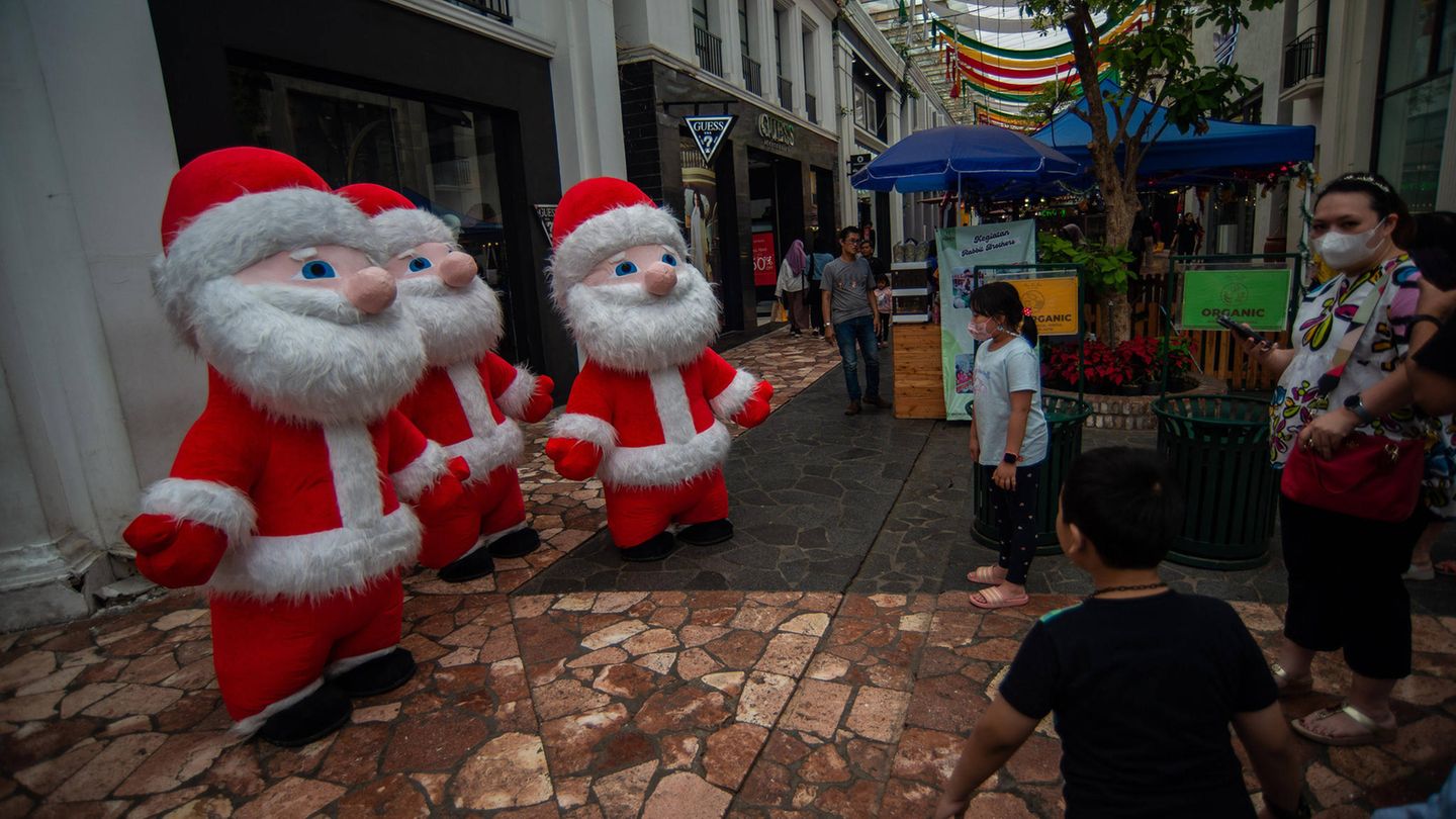 Auf Java stehen Weihnachtsmänner in einem Einkaufszentrum bereit. Indonesien ist zwar zu fast 90 Prozent muslimisch, dennoch ist Weihnachten ein nationaler Feiertag, sehr zur Freude der christlichen Minderheit.