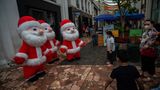 Auf Java stehen Weihnachtsmänner in einem Einkaufszentrum bereit. Indonesien ist zwar zu fast 90 Prozent muslimisch, dennoch ist Weihnachten ein nationaler Feiertag, sehr zur Freude der christlichen Minderheit.
