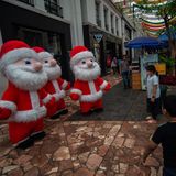 Auf Java stehen Weihnachtsmänner in einem Einkaufszentrum bereit. Indonesien ist zwar zu fast 90 Prozent muslimisch, dennoch ist Weihnachten ein nationaler Feiertag, sehr zur Freude der christlichen Minderheit.