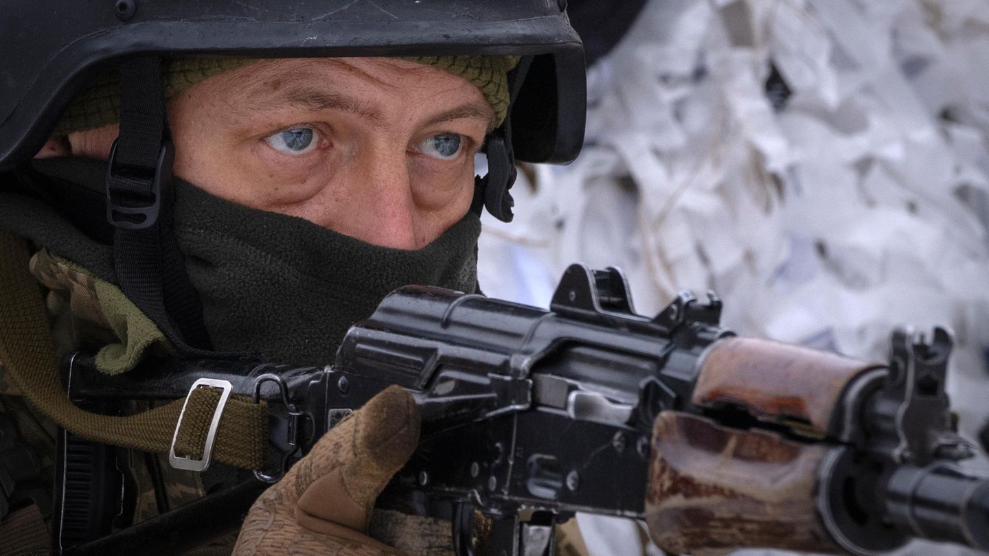 Ein Soldat der Ukraine zielt mit seinem Gewehr