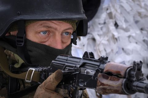 Ein Soldat der Ukraine zielt mit seinem Gewehr