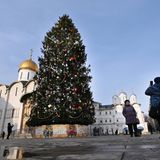 In Moskau ist auf dem Kathedralenplatz im Kreml die Weihnachtstanne festlich geschmückt. Der Angriffskrieg, den Russland gegen die Ukraine führt, scheint in diesem Moment weit weg.