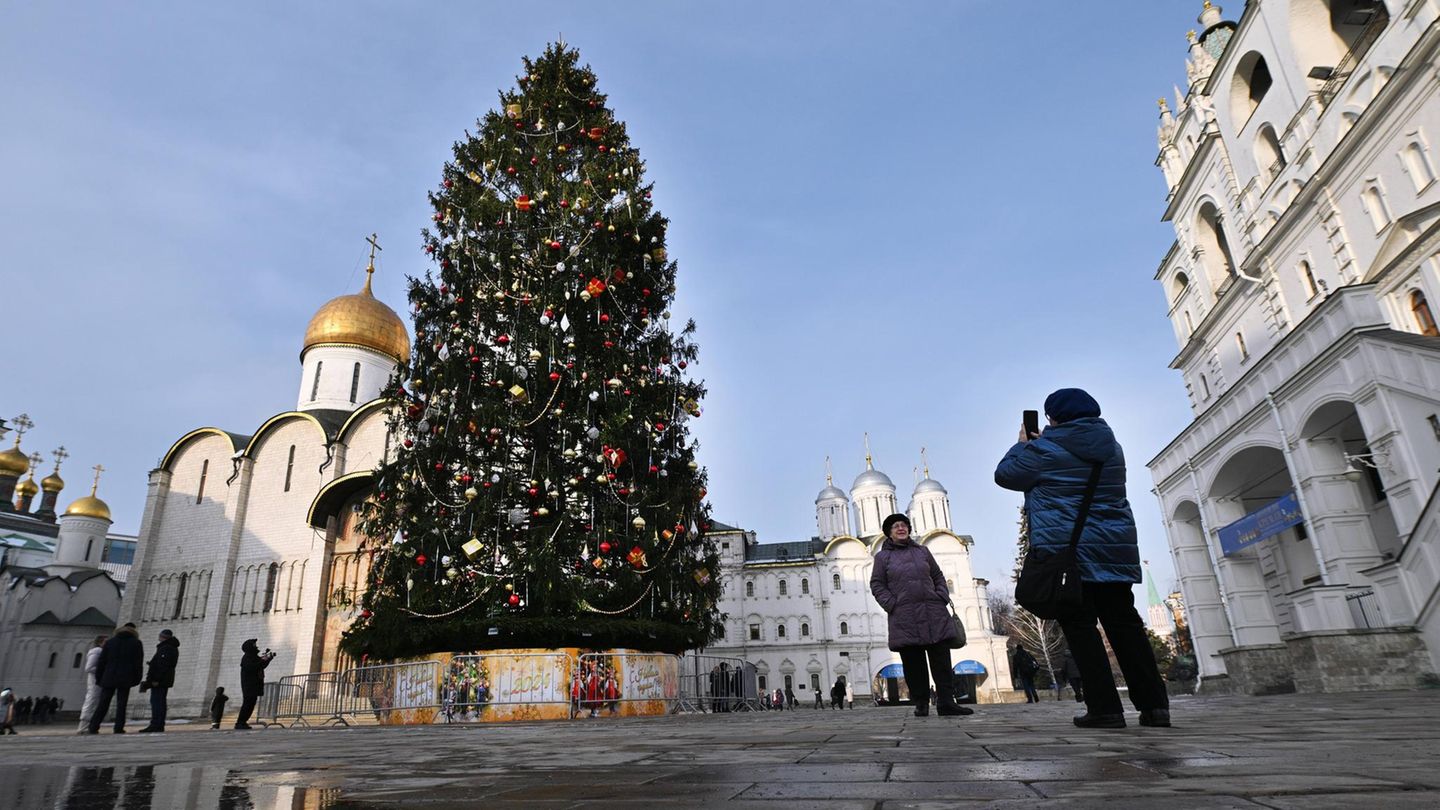 In Moskau ist auf dem Kathedralenplatz im Kreml die Weihnachtstanne festlich geschmückt. Der Angriffskrieg, den Russland gegen die Ukraine führt, scheint in diesem Moment weit weg.