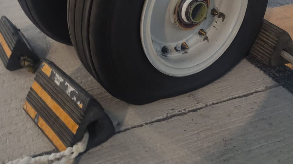 Dohar Airport: Flat tire on the Foreign Minister's Airbus