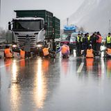 Bei Kufstein in Österreich klebte sich die "Letzte Generation" am Freitag auf der Inntal-Autobahn fest. Danach fuhren vermutlich auch die Klimakleber in den wohl verdienten Weihnachtsurlaub.