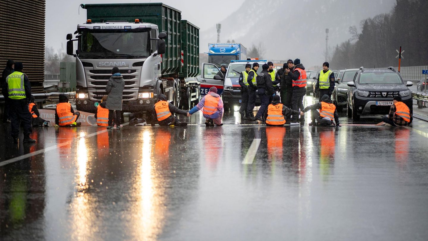 Bei Kufstein in Österreich klebte sich die "Letzte Generation" am Freitag auf der Inntal-Autobahn fest. Danach fuhren vermutlich auch die Klimakleber in den wohl verdienten Weihnachtsurlaub.