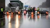 Bei Kufstein in Österreich klebte sich die "Letzte Generation" am Freitag auf der Inntal-Autobahn fest. Danach fuhren vermutlich auch die Klimakleber in den wohl verdienten Weihnachtsurlaub.