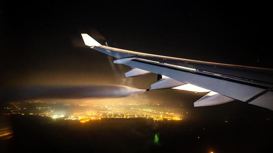 Aus der Tragfläche des Regierungsflugzeugs wird Kersoin abgelassen. Aus der Tragfläche des Regierungsflugzeugs wird Kersoin abgelassen.