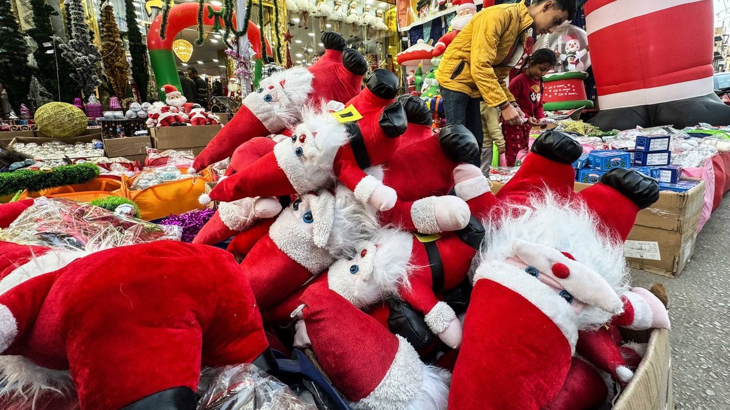 Auf einem Markt in Kairo weihnachtet es dagegen sehr: Die christliche Minderheit in dem überwiegend muslimischen Ägypten, die koptisch-orthodoxe Kirche, feiert Weihnachten aufgrund einer anderen Zeitrechnung erst am 7. Januar.
