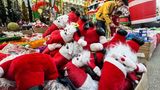 Auf einem Markt in Kairo weihnachtet es dagegen sehr: Die christliche Minderheit in dem überwiegend muslimischen Ägypten, die koptisch-orthodoxe Kirche, feiert Weihnachten aufgrund einer anderen Zeitrechnung erst am 7. Januar.