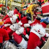 Auf einem Markt in Kairo weihnachtet es dagegen sehr: Die christliche Minderheit in dem überwiegend muslimischen Ägypten, die koptisch-orthodoxe Kirche, feiert Weihnachten aufgrund einer anderen Zeitrechnung erst am 7. Januar.