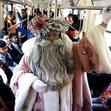 Ein Künstler in einer Weihnachtsmann-Verkleidung