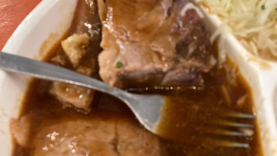 Nahaufnahme Schweinsbraten mit Gabel