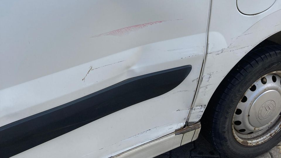 Schramme im Auto: Das hätten der Vater und seine Tochter jetzt nicht auch noch gebraucht