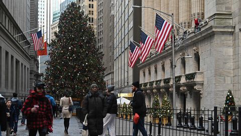 Weihnachtlich geschmückte New Yorker Wall Street