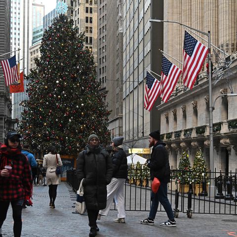 Weihnachtlich geschmückte New Yorker Wall Street