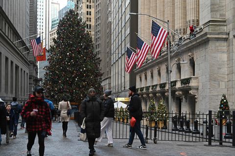 Weihnachtlich geschmückte New Yorker Wall Street