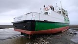 Erst zu viel Wasser, dann an der falschen Stelle: In Neuharlingersiel in Ostfriesland ist die Fähre "Spiekeroog IV" an Land gespült worden und liegt nun auf einem Parkplatz am Fährterminal.