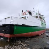 Erst zu viel Wasser, dann an der falschen Stelle: In Neuharlingersiel in Ostfriesland ist die Fähre "Spiekeroog IV" an Land gespült worden und liegt nun auf einem Parkplatz am Fährterminal.