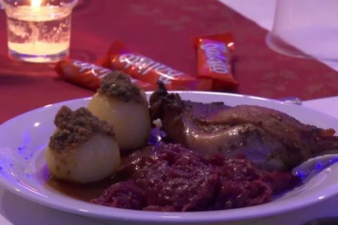 Video: Entertainer Frank Zander lud wieder zum traditionellen Weihnachtsessen