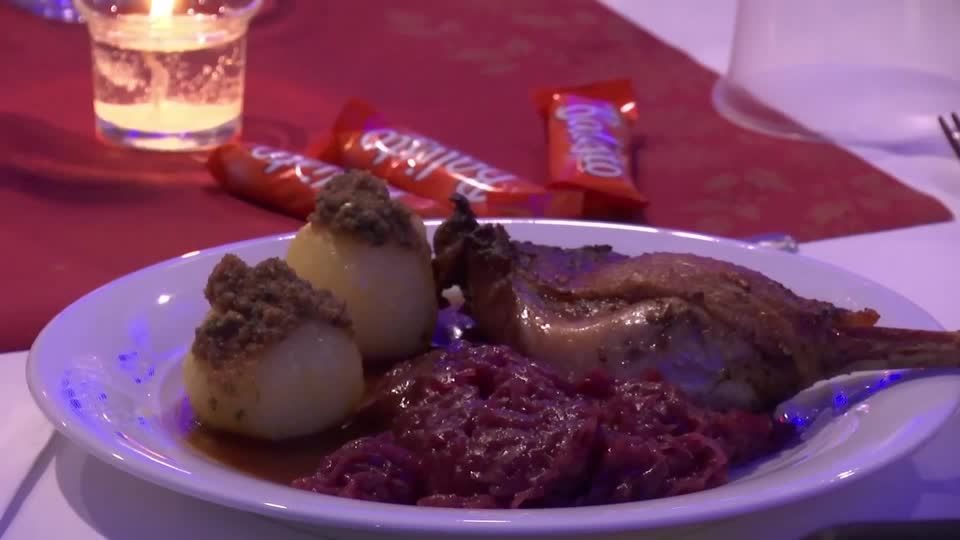 Video: Entertainer Frank Zander lud wieder zum traditionellen Weihnachtsessen Video: Entertainer Frank Zander lud wieder zum traditionellen Weihnachtsessen