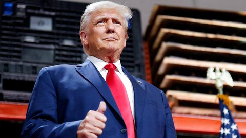 Donald Trump reckt den Daumen in die Höhe