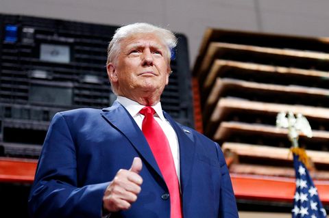 Donald Trump reckt den Daumen in die Höhe