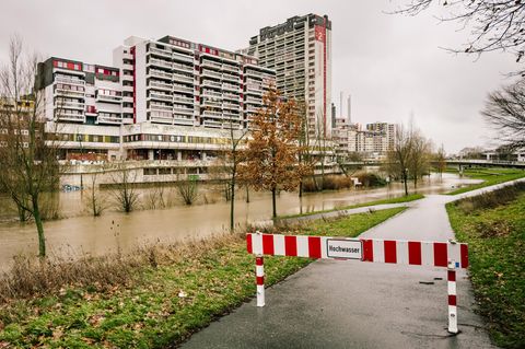 Sturm Zoltan: Das Ufer in Hannover wird vom Hochwasser der Ihme überschwemmt
