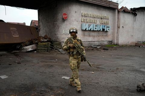 Russland gegen die Ukraine: Ein russischer Soldat patrouilliert durch Mariupol