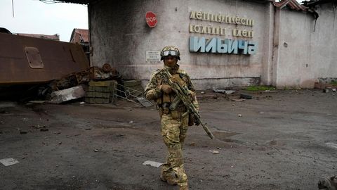 Russland gegen die Ukraine: Ein russischer Soldat patrouilliert durch Mariupol