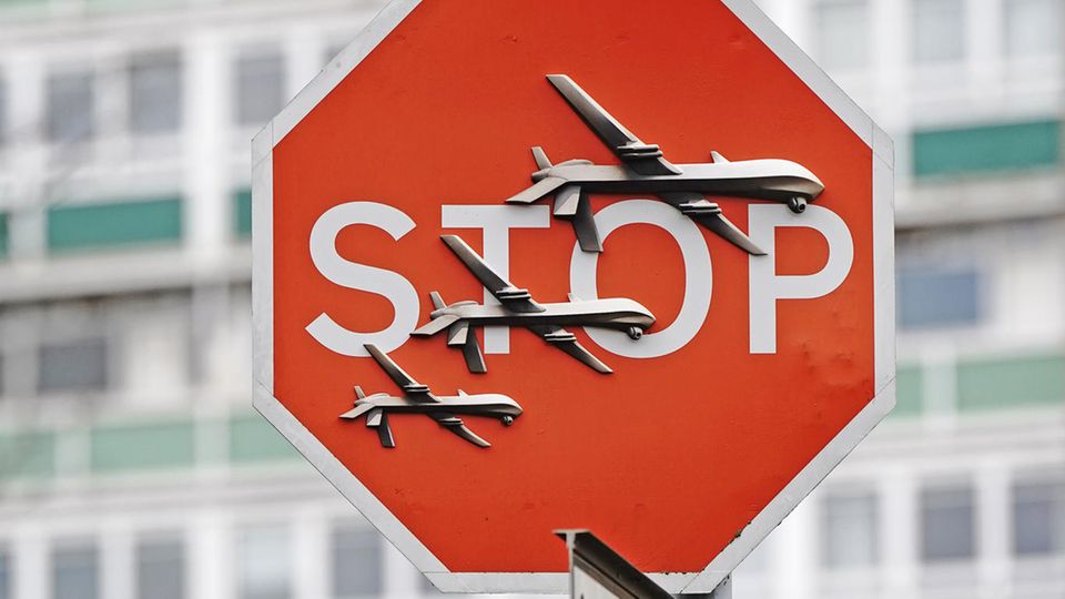 Banksy-Kunstwerk: Drei künstliche Drohnen auf einem Stoppschild