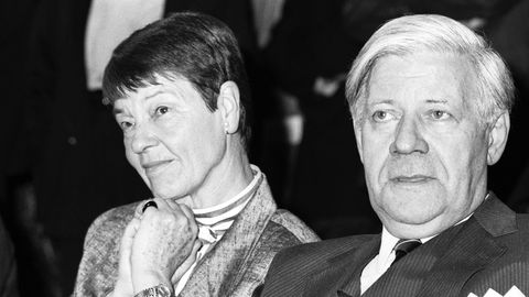 Helmut Schmidt und seine Frau Loki, hier auf einem Foto im Juni 1987 bei einer Preisverleihung
