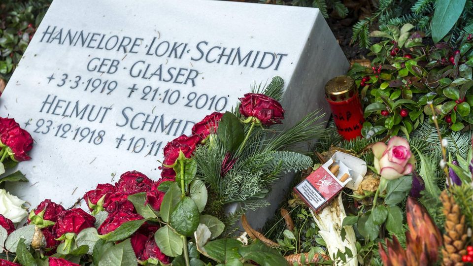 Hamburg-Ohlsdorf: Helmut Schmidt and his wife Loki are buried in the cemetery in Hamburg-Ohlsdorf Helmut Schmidt and his wife Loki are buried in the cemetery in Hamburg-Ohlsdorf