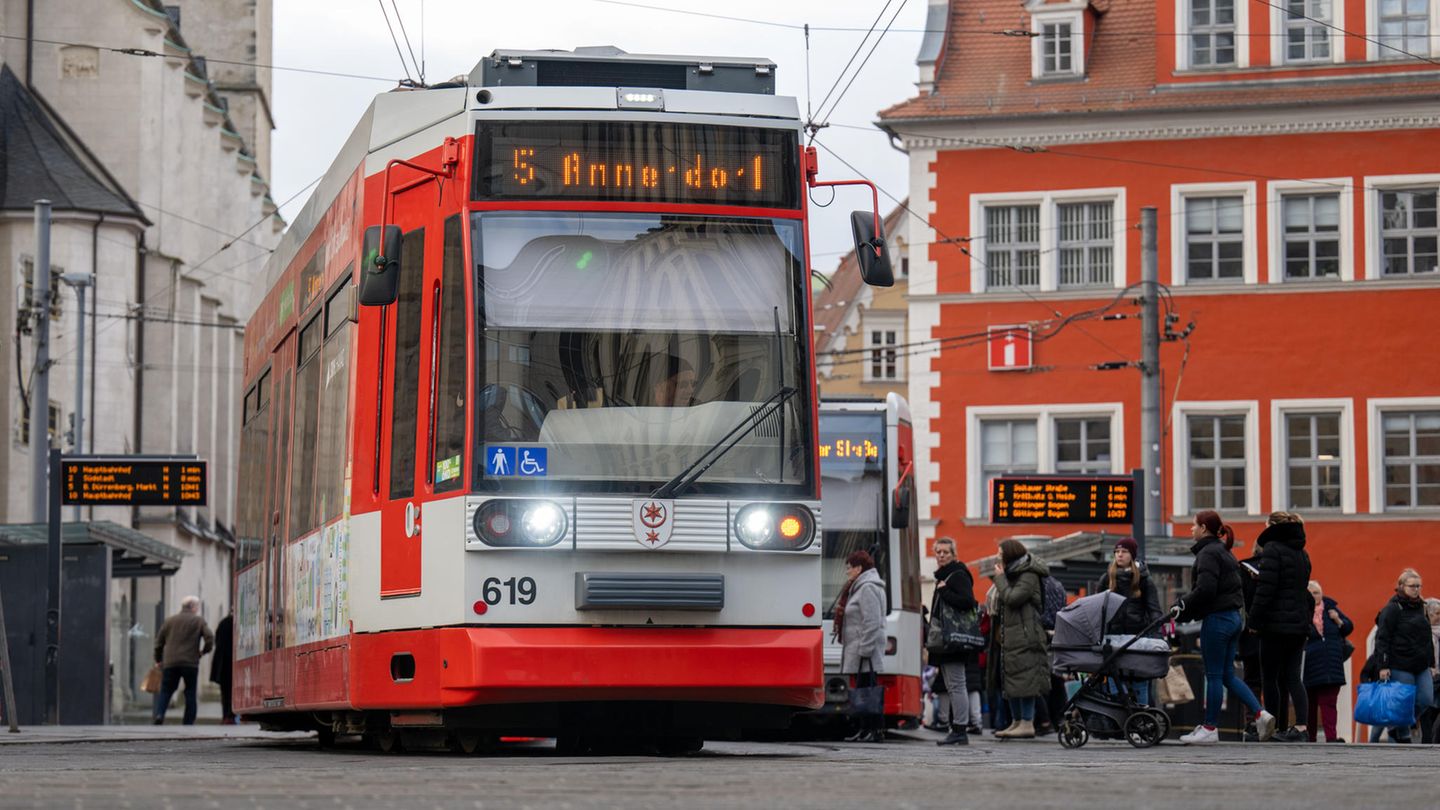 Eine Straßenbahn fährt über den Markt in Halle/Saale.
