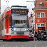Eine Straßenbahn fährt über den Markt in Halle/Saale.