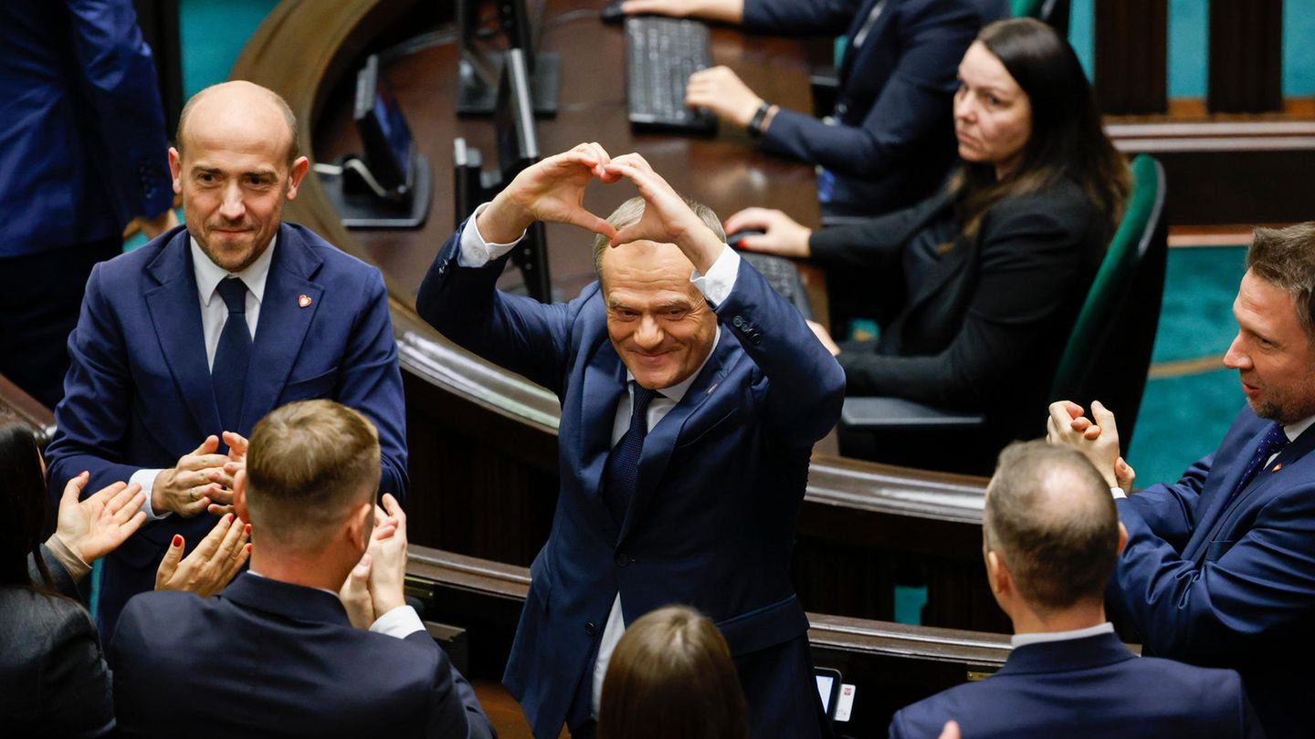 Polen wählt die Rechtspopulisten ab Ein Herz für Polen – gezeigt vom neuen Regierungschef Donald Tusk