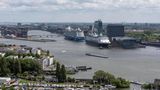 Ein Kreuzfahrtschiff im Hafen von Amsterdam
