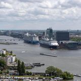 Ein Kreuzfahrtschiff im Hafen von Amsterdam